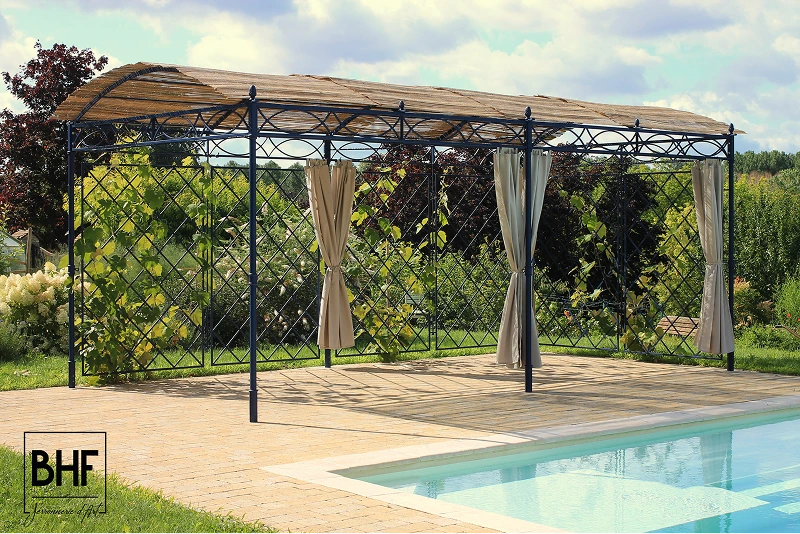 Pergola créée par BHF à côté d'une piscine